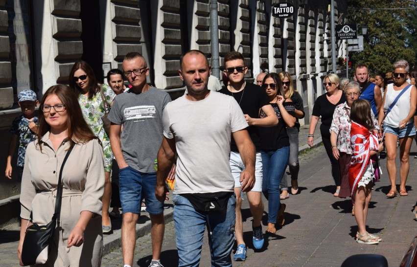 Demonstracja przeciwko "plandemii" w Jarosławiu. Kilkadziesiąt osób przeszło przez miasto [ZDJĘCIA]