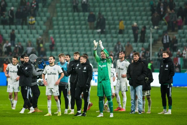 Legia Warszawa spędza przerwę zimową na przedostatnim miejscu w tabeli PKO BP Ekstraklasy. Przed sezonem nie spodziewał się tego nikt. Obrońcy tytułu mogli się w końcu pochwalić najmocniejszą, najszerszą i najlepiej opłacaną kadrą w lidze. Jak wyglądają zarobki piłkarzy? Sprawdź!Uruchom i przeglądaj galerię klikając ikonę "NASTĘPNE >", strzałką w prawo na klawiaturze lub gestem na ekranie smartfonu