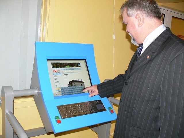 Prezydent miasta Jan Dziubiński przy infomacie multimedialnym, który został zamontowany w Miejskiej Bibliotece Publicznej w Tarnobrzegu.