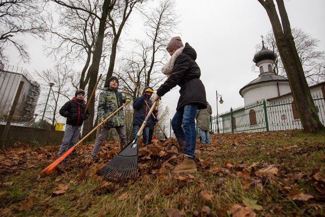 Uczniowie religii prawosławnej ze szkoły podstawowej nr 5 z zapałem pracowali wokół zabytkowej świątyni.