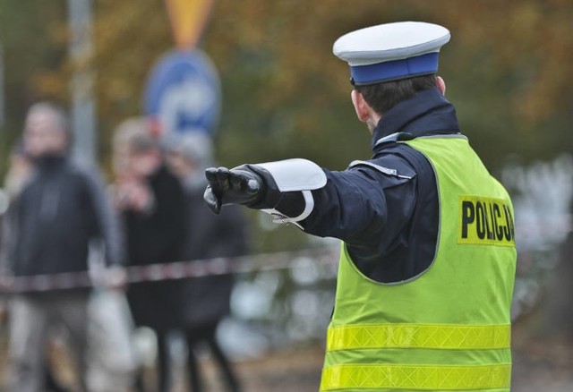 Jeżeli ruchem kierują policjanci, w pierwszej kolejności należy stosować się do ich poleceń