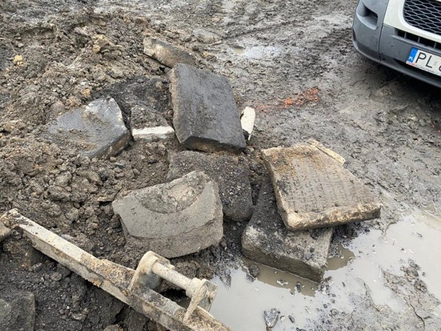 Żydowskie macewy odkryte na placu budowy MZZ w Lesznie są uszkodzone - mówi Maciej Urban, Miejski Konserwator Zabytków w Lesznie.