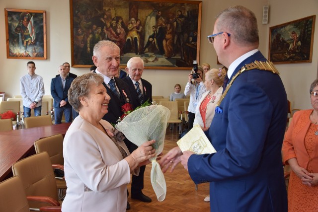 Pary z gminy Żnin świętowały pół wieku wspólnego życia. Z tej okazji burmistrz udekorował jubilatów medalami nadanymi przez prezydenta RP. Od gminy zacni małżonkowie otrzymali kwiaty i upominki, wszyscy zostali też zaproszeni na poczęstunek - kawę i słodkości.50-lecie obchodzili: Teresa i Tadeusz Byczyńscy z Murczyna, Maria i Bernard Krysiak z Wójcina, Anna i Zygmunt Lewandowscy ze Żnina oraz  Irena i Arkadiusz Marciniak z Brzyskorzystewka.Fragment uroczystości: