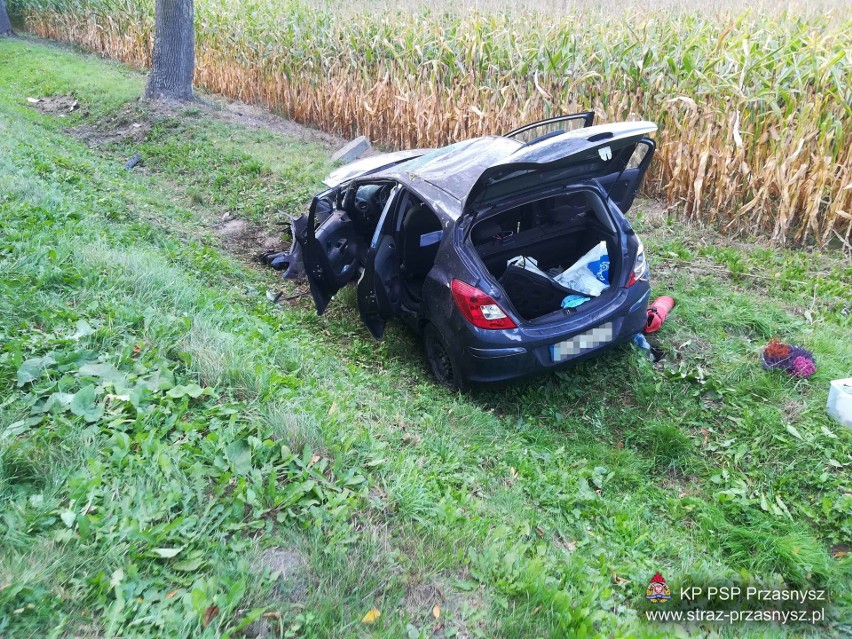 Poważny wypadek w powiecie przasnyskim. Potrzebna była pomoc pogotowia [ZDJĘCIA]