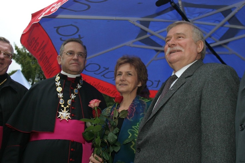 60 urodziny Lecha Wałęsy. Jubilat z prałatem Henrykiem...