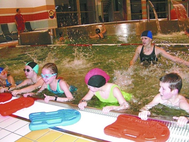 Zajęcia nauki pływania w Parku Wodnym, zorganizowała jednostka OSP w Hajnówce.