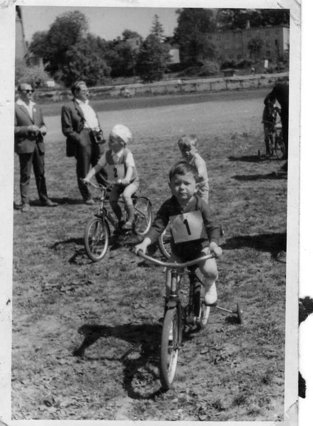 - W swoim archiwum posiadam 3 zdjęcia z lat 60. pokazujące wyścigi rowerowe Głosu Koszalińskiego. Pierwsze - to ja - pisze pan Bogdan.