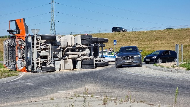 Iveco z naczepą wywróciło się na prawy bok – taka kolizja wydarzyła się w poniedziałek kwadrans po godzinie 15 na ulicy Radkowskiej w Chęcinach.