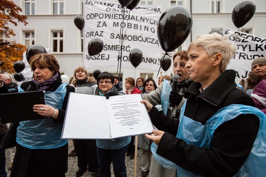 Przed UMŁ protestowało ponad 100 osób.