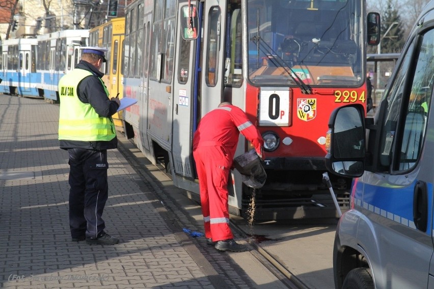 Wypadek na pl. Wróblewskiego - mężczyznę potrącił tramwaj