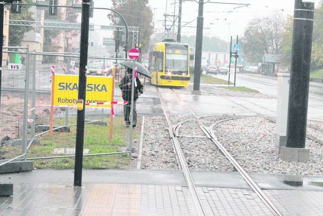 Tędy przechodzić nie wolno. Aby dotrzeć na przystanek trzeba obejść całe skrzyżowanie