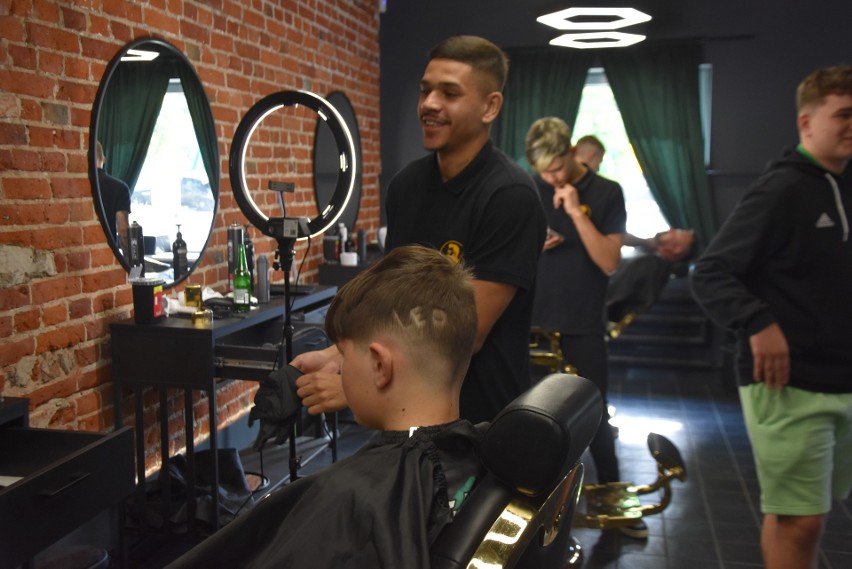 Piłkarz Radomiaka Leandro Rossi otworzył nowy salon fryzjerski w Radomiu. To LeoBarberShop. Zobacz zdjęcia