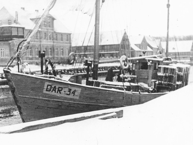 Kuter "Dar-34&#8221;. To na jego pokładzie dwaj młodzi ludzie próbowali uciec na Bornholm. Ta ucieczka się nie udała.  