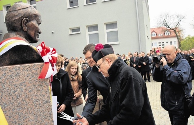 Moment odsłonięcia pomnika Jana Pawła II przed sokólskim gimnazjum