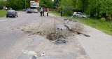 Białystok: Osobówka uderzyła w słup energetyczny. Dwie osoby zostały uwięzione w aucie
