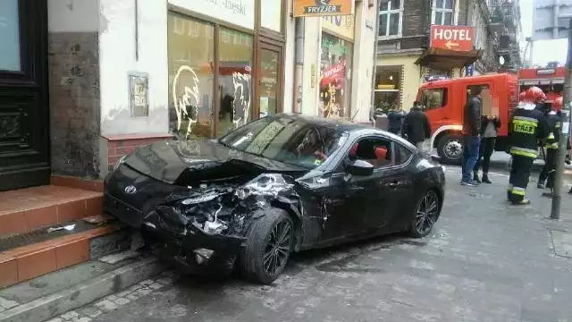 Wypadek na Jedności Narodowej. Po zderzeniu skody i toyoty jedno z aut wjechało w budynek, Wrocław, 25.10.2016