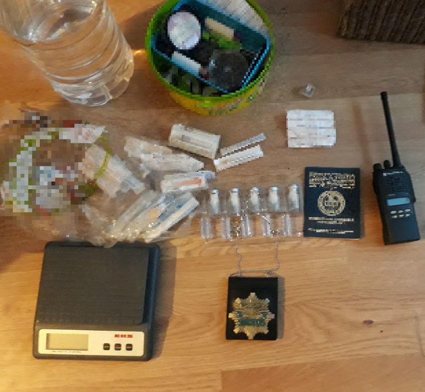 Narkotykowe zarzuty dla dwójki mieszkańców Starachowic. Policjanci znaleźli imitację odznaki i radio