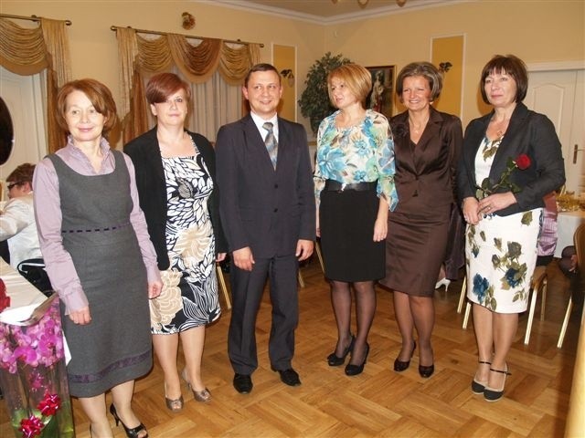 Nagrody jubileuszowe odebrały cztery pracownice OPS. Wręczyli je dyrektor A. Mróz i burmistrz A. Warpas