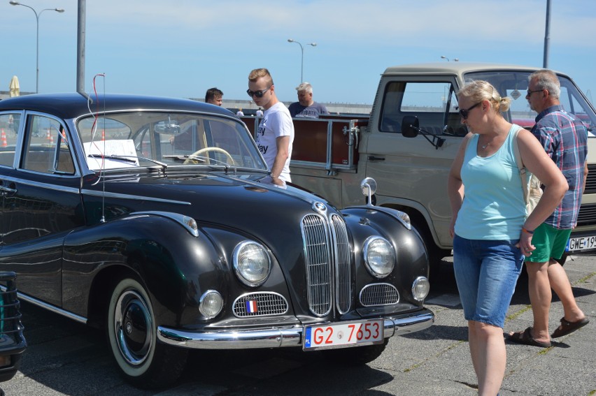 Piknik miłośników motoryzacji w Gdyni. Ruszył Festyn Motoryzacyjny Automobilklubu Morskiego [zdjęcia, wideo]