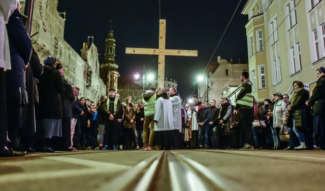 30 marca wieczorem ulicami Bydgoszczy odbyła się Droga Krzyżowa, która zakończyła się pantomimą i adoracją Najświętszego Sakramentu. To cykliczne przedsięwzięcie ewangelizacyjne, organizowane przez młodzież bydgoskich parafii.Mieszkańcy miasta i diecezji przeszli spod katedry do Bazyliki św. Wincentego a Paulo. Uczestnikom towarzyszyło hasło „Oto ja”. Najważniejsze informacje z Kujaw i Pomorza. Flash Info, odc. 8: