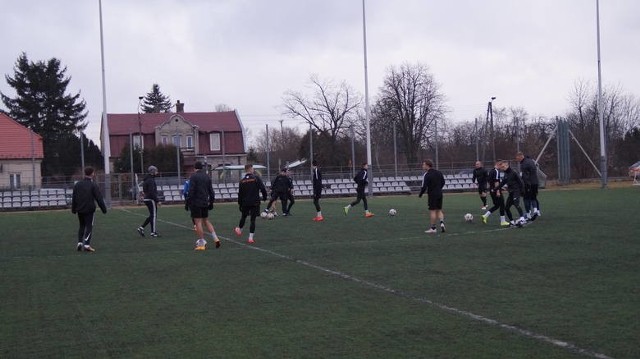 Kolejne dwa mecze kontrolne rozegrali piłkarze trzecioligowego KSZO 1929 Ostrowiec. Pokonali 7:1 (0:1) grającą  w klasie okręgowej Kamienną Brody oraz 2:0 (1:0) pokonali  lidera czwartej ligi świętokrzyskiej – ŁKS Probudex Łagów.KSZO Ostrowiec Świętokrzyski – Kamienna Brody 7:1 (0:1)Bramki: Łukasz Swat 50, zawodnik testowany 62, Jan Imiołek 63, Adrian Gębalski 75, 90, Kamil Łokieć 77, Patryk Rząsa 88 - Konrad Małaczek 12KSZO: Zacharski (46. Rybiński) – Rząsa, Bąk, Miłek, Wróbel – Łokieć, Imiołek, Kasperkiewicz, Szymański, Swat – Grunt (46. Gębalski) oraz Mąka, zawodnik testowany.Do przerwy zanosiło się na niespodziankę, ponieważ Kamienna prowadziła 1:0. Mogła jeszcze podwyższyć wynik, ale w 38. minucie Marcin Dynarek nie wykorzystał rzutu karnego - trafił w poprzeczkę. Ostra rozmowa w szatni w przerwie spotkania podziałała i w drugiej odsłonie KSZO 1929 strzelił siedem goli. KSZO Ostrowiec Świętokrzyski – ŁKS Probudex Łagów 2:0 (1:0)Bramki: Mateusz Mąka 13, Adrian Gębalski 83.KSZO: Zacharski (46. Rybiński) – Wasilewski, Tadrowski, Mężyk, Kaczmarek – Bełczowski, Mąka, Kasperkiewicz, Chrzanowski, zawodnik testowany testowany – Grunt (46. Gębalski) oraz Miłek, Imiołek.Kolejny sparing KSZO 1929 rozegra w sobotę, 8 lutego, o godzinie 12. Zmierzy się z RKS Radomsko. (dor)