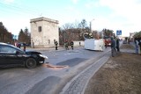 Zderzenie w Kozienicach: rozbity ford, przewrócony opel (zdjęcia)