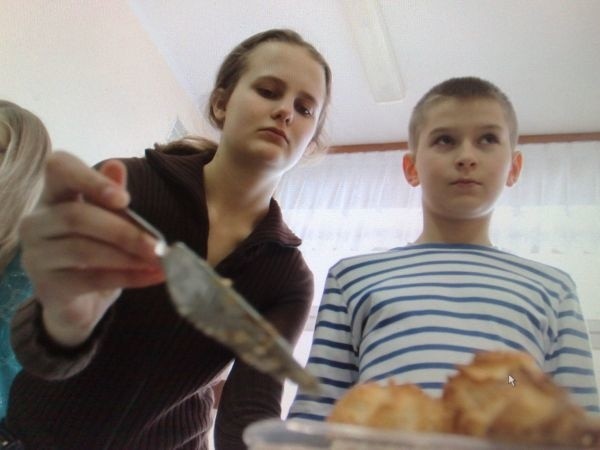 Uczniowie sprzedawali ciasta, żeby pomóc dzieciom z domu dziecka