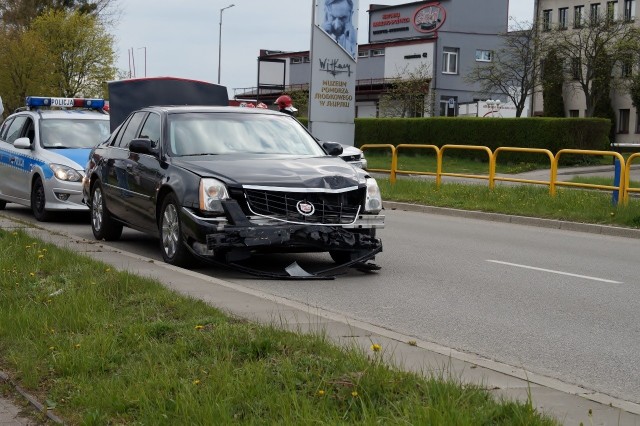W sobotę (6 maja) po godz. 16 doszło do kolizji dwóch samochodów osobowych na ul. Poznańskiej w Słupsku. Jak ustaliła policja, kierujący oplem nie ustąpił pierwszeństwa przejazdu kierowcy poruszającemu się samochodem marki Cadillac. W wyniku kolizji kierowca opla "zatrzymał się" na banerze reklamowych, który znajdował się na poboczu drogi, po tym jak Cadilac uderzył w jego lewy bok. Na miejscu pracowały służby. 
