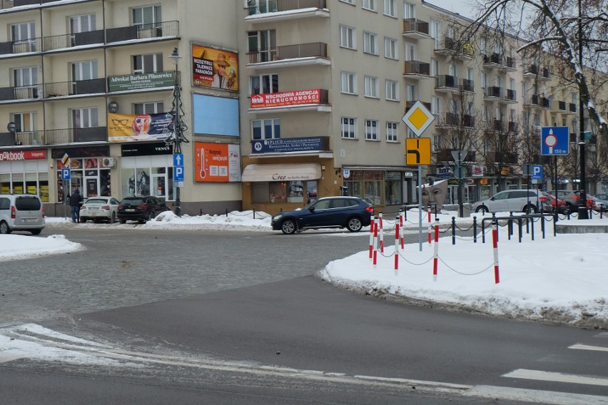 Będąc już na Placu mamy pierwszeństwo przed kierowcami...