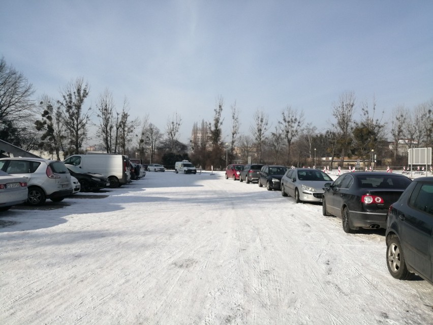 Parking tymczasowy przed Areną był prawie pełny