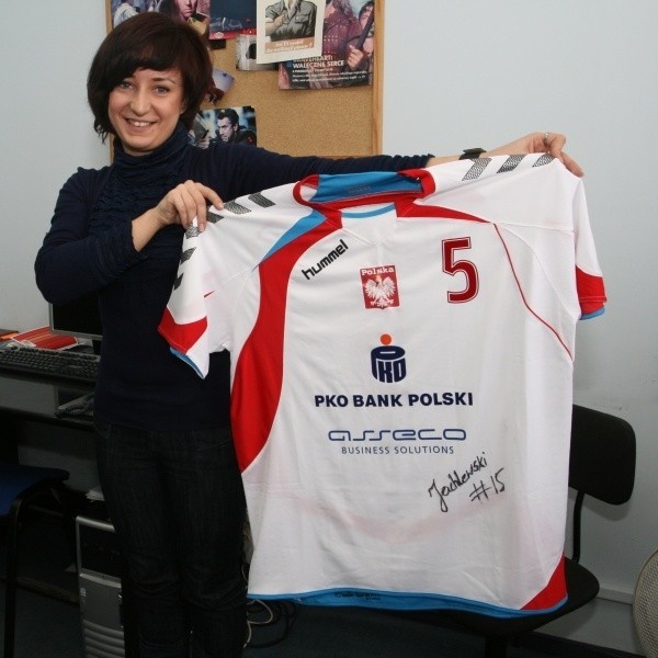 Malwina Wierzbowska ze Sport Management, firmy opiekującej się karierą Mateusza Jachlewskiego przyniosła na licytację koszulkę z jego autografem.