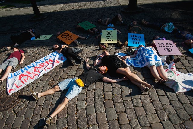 Die-In polega na wspólnym położeniu się w przestrzeni publicznej. Ten sposób ma na celu zwrócić uwagę ludzi na problemy katastrofy klimatycznej i biologicznej. Położenie się ma symbolizować zagrożenia spowodowane przez antropocen, epokę, w której działania człowieka powodują skutki i szkody na skalę globalną. 