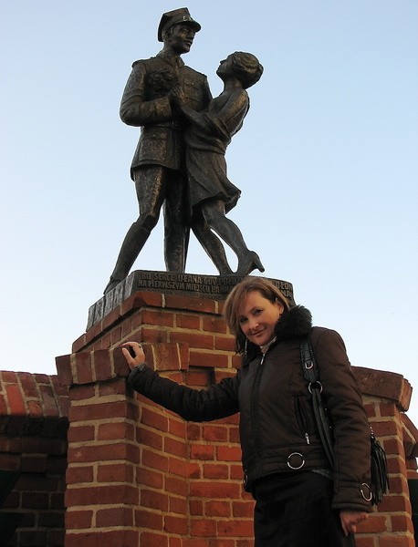 Beata Urban była filmowana przez ekipę telewizyjną m.in. przy rzeźbie  ułana i dziewczyny