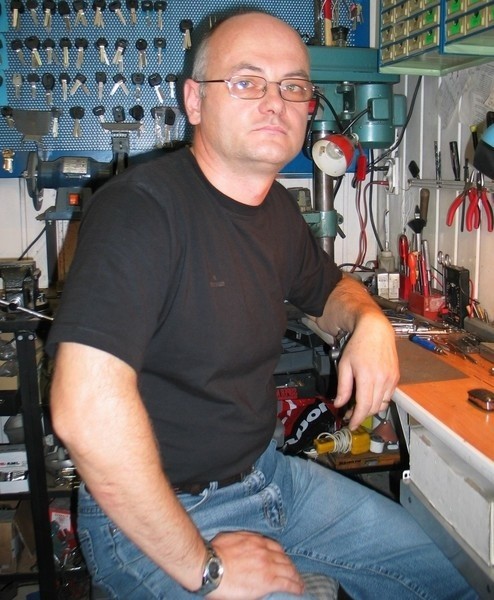 MAREK OBUCHOWICZ prowadzi punkt dorabiania kluczy na pl. Tysiąclecia od 1984 roku. Dwa lata wcześniej przyjechał do Głogowa za pracą. Z zawodu jest mechanikiem.