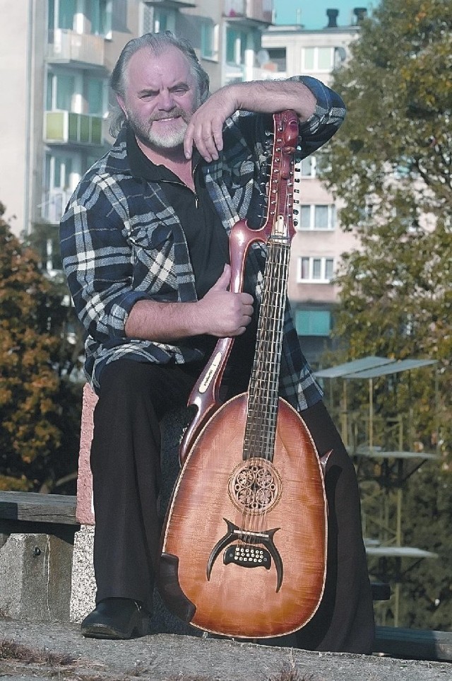 Maciej Wróblewski, ma 58 lat, urodził się w Poznaniu, skończył technikum leśnie w Rzepinie. Debiutował w 1971 r , występował na festiwalu piosenki radzieckiej, nagrał trzy płyty, uwielbia psy. Dwukrotnie żonaty, ma dwóch synów. W czerwcu Akademia Polskiego Sukcesu uhonorowała go złotym medalem, obok aktorki Krystyny Jandy i dziennikarza tv Włodzimierza Szaranowicza.