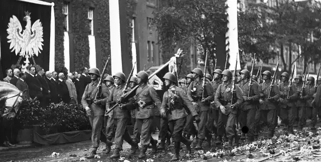 Katowicki 73. Pułk Piechoty defiluje na ulicy marszałka J&oacute;zefa Piłsudskiego po manewrach, rok 1937. Do tej jednostki formalnie przynależała 11. Kompania Strzelecka. W 1939 roku los sprawił, że to ona właśnie była ostatnim oddziałem WP w Katowicach
