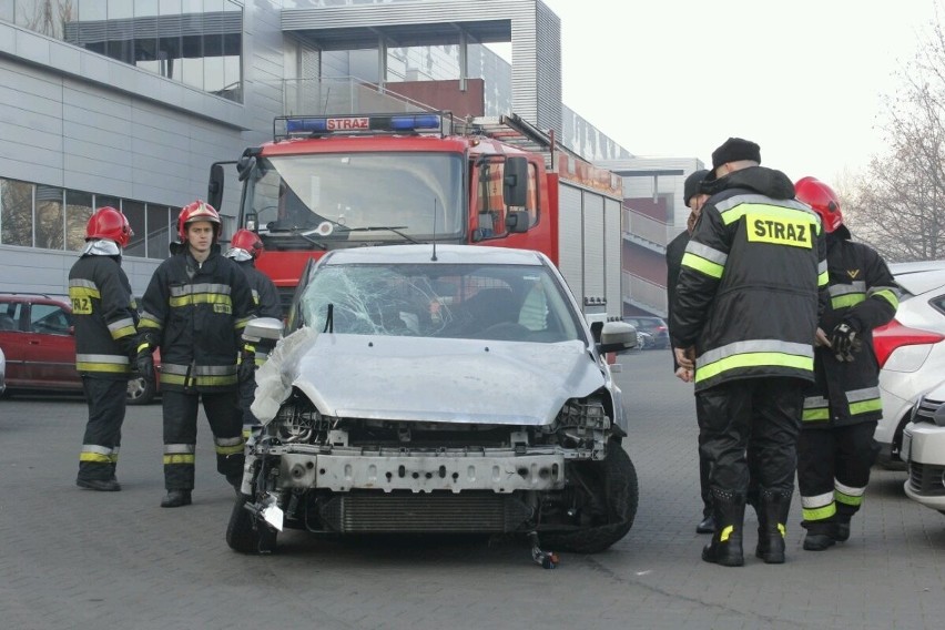 Wrocław: Wypadek na Kwidzyńskiej. Tramwaj zderzył się z fordem (ZDJĘCIA)