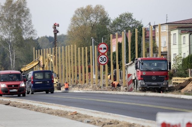 Ulica Ciołkowskiego to fragment miejskiej obwodnicy. Trasa jest i będzie ruchliwa także po przebudowie. Przed hałasem będą chronić okolicznych mieszkańców ekrany. Nie wszyscy są jednak zadowoleni. Część osób uważa, że żadna ochrona nie jest potrzeba. Jest też grupa mieszkańców, która mówi tak ekranom, ale pojawiają się zastrzeżenia dotyczące rodzaju tej ochrony.