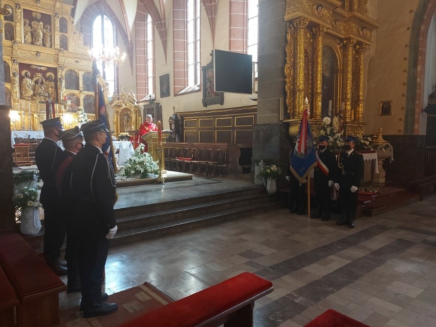 Przed uroczystościami odbyła się uroczysta msza w kościele...