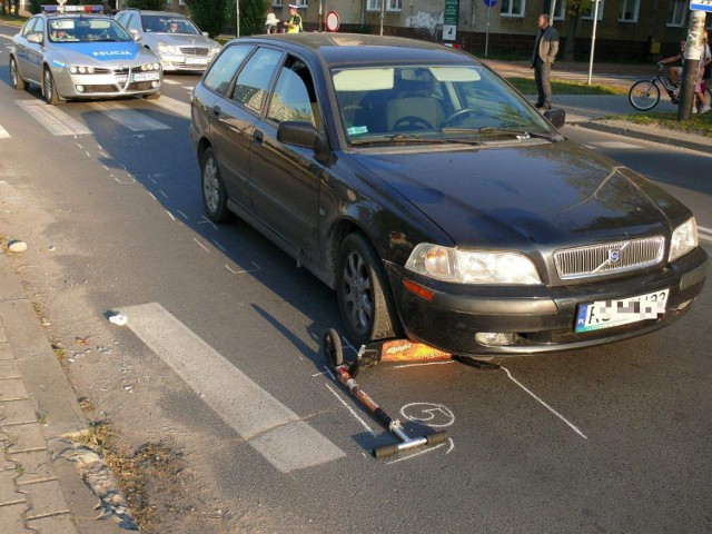 Auto zatrzymało się kilka metrów od przejścia dla pieszych.