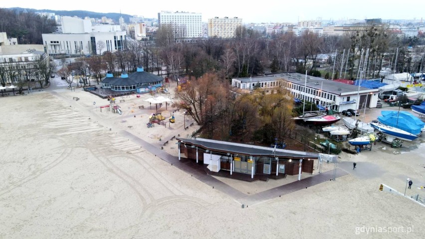 Wymiana kładek pieszych na plaży miejskiej w Gdyni dobiegła końca. Nowe kosztowały ponad milion złotych