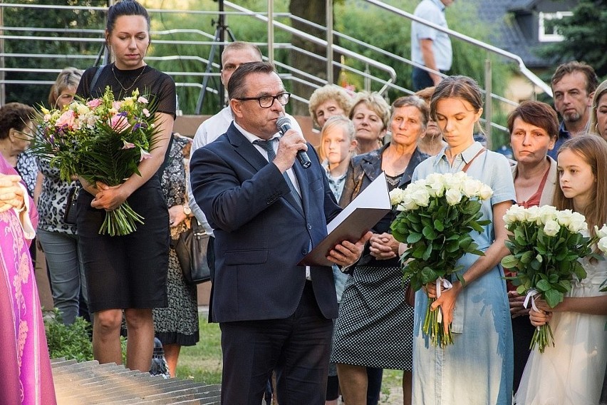 Pogrzeb szczątków dawnych mieszkańców Jeżowego, wydobytych na budowie drogi