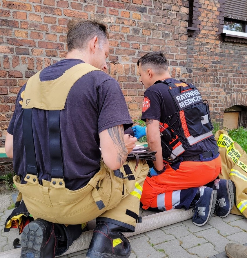 Policjanci uratowali mężczyznę z płonącego mieszkania