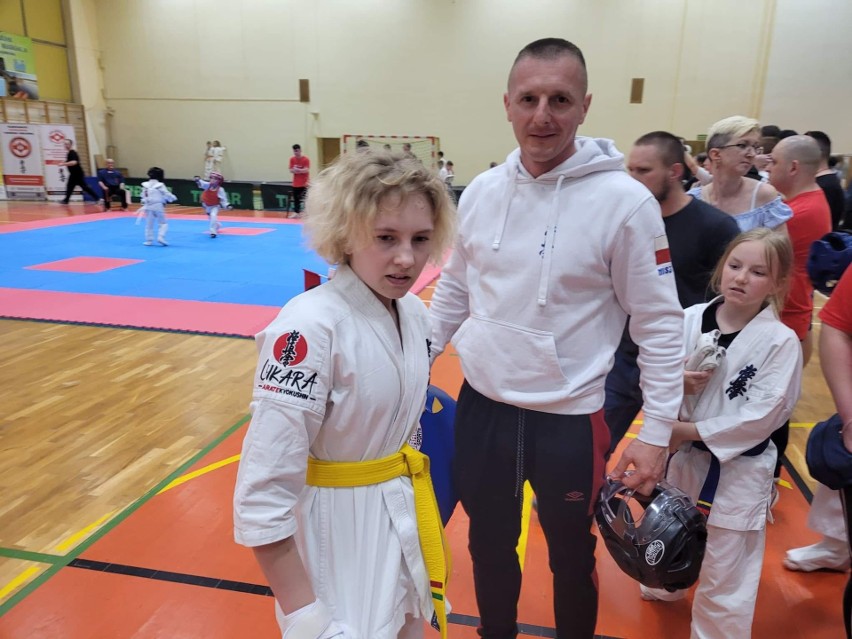 Worek pucharów przywieźli zawodnicy kieleckiej Chikary z I Turnieju Karate Kyokushin o Puchar Gór Świętokrzyskich w Suchedniowie 