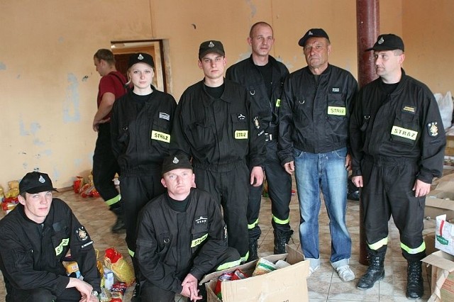 Strażacy z Długich koło Koluszek zorganizowali zbiórkę darów dla powodzian i przywieźli do Sokolnik.