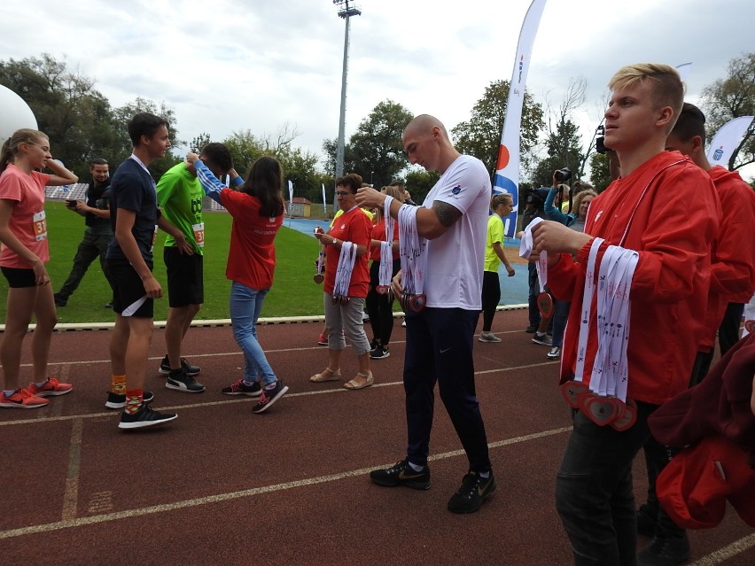 Łomża. 4. edycja PKO Bieg Charytatywny na stadionie. Pomagali z każdym krokiem i pokonywali rekordy [ZDJĘCIA, WIDEO]