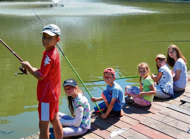 Dzieci chętnie spędziły czas nad wodą na wędkowaniu