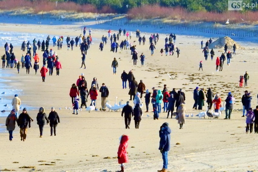 POGODA w Świnoujściu. Mroźno, ale słonecznie. Plaża pełna spacerowiczów [ZDJĘCIA]