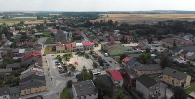 Zobacz na kolejnych slajdach, które gminy w powiecie jędrzejowskim wyludniają się najszybciej. Ułożyliśmy je w kolejności od gmin, których liczba ludności się zwiększyła do tej wyludniającej się najszybciej.