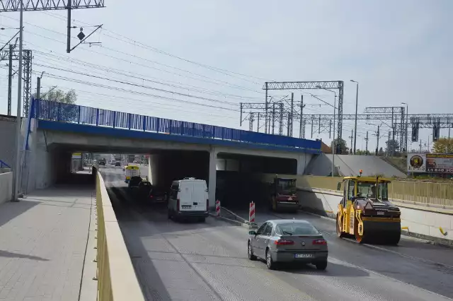 Remont wiaduktu na ul. Krakowskiej trwa już piąty rok. Kolejarze przekonują, że prace przy obiekcie zmierzają do końca. Finał planują na koniec listopada